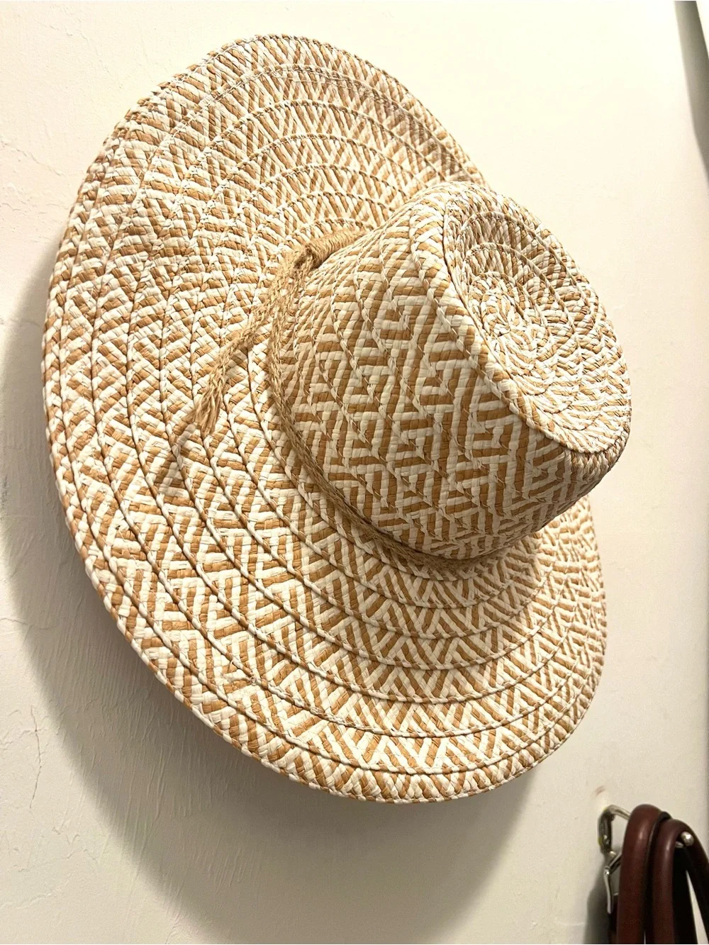 Woven Straw Sun Hat in Natural White Pattern - Picture 2 of 4